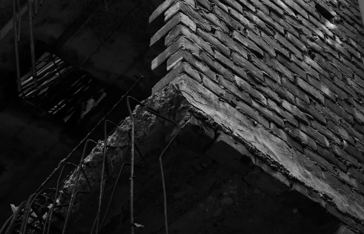 Masonry wall with damp-proof construction detail